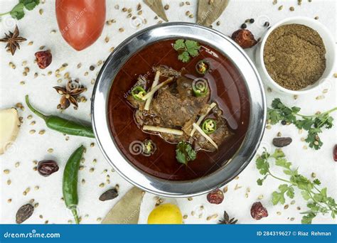  Nihari: Uma Sinfonia de Sabores Picantes que Envolvem os Sentidos em um Abraço Quentinho!