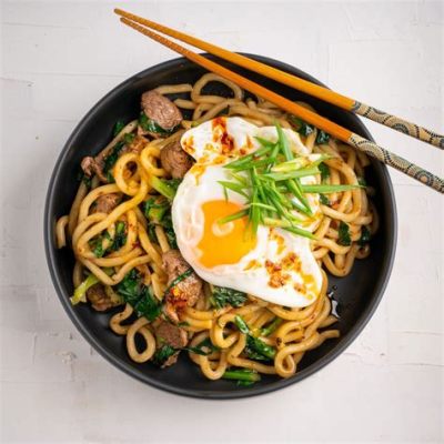  Noodles com Carne de Cordeiro e Vegetais Picantes! Uma Jornada Explosiva para os Sentidos