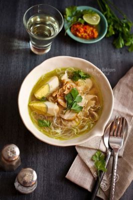  Soto Ayam: Uma Sopa Acalentadora e Explosivamente Aromática de Ayam