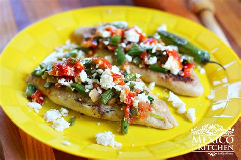 Tlacoyos: Uma explosão de sabor com recheios tradicionais e um toque moderno!