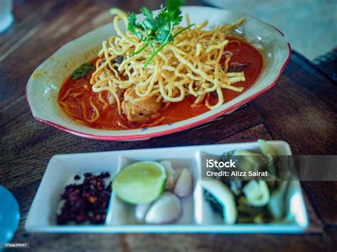  Khao Soi: Uma Sinfonia Explosiva de Sabores Apicados e Cremosos Que Te Transportará para as Ruas de Chiang Mai!