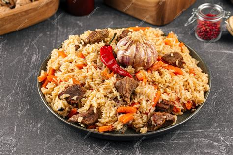  Plov! Um Prato Uzbeque de Arroz Festivo que Desperta os Sentidos com Especiarias Aromáticas e Carnes Suculentas