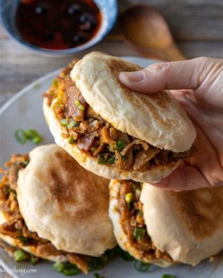  Rou Jia Mo: Descubra a Sinfonia Explosiva de Carne Macia e Pão Assado Crocante!