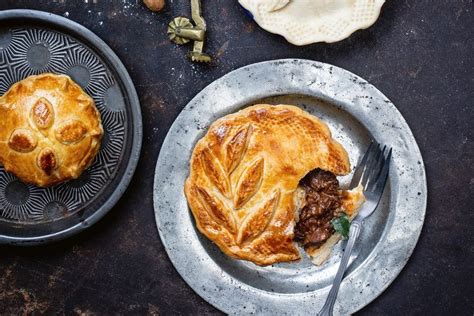  Steak and Ale Pie: Uma Delícia Acolhedora com um Toque Robusto de Sabores!