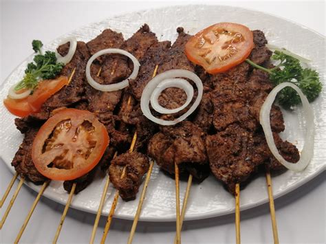  Suya! Uma Deliciosa Explosão de Sabores Apicados e Aromáticos que Derretem na Boca