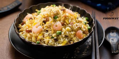  Yangzhou Fried Rice: Uma Sinfonia de Sabores com Texturas Contemplativas e Culinária Chinesa Tradicional?